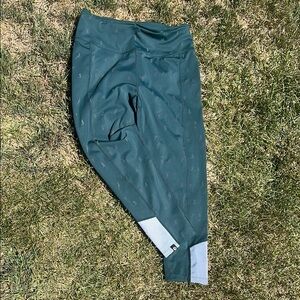 Oiselle Teal/Green Leggings wi the bird print in fabric.